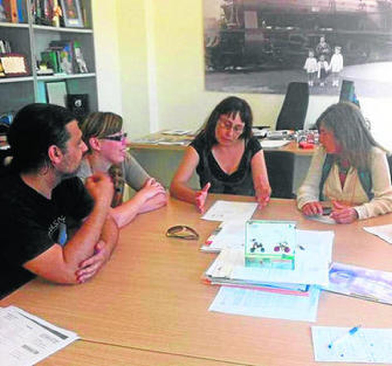 Isabel Paredes (d), durante la reunión que mantuvo ayer con Afije.