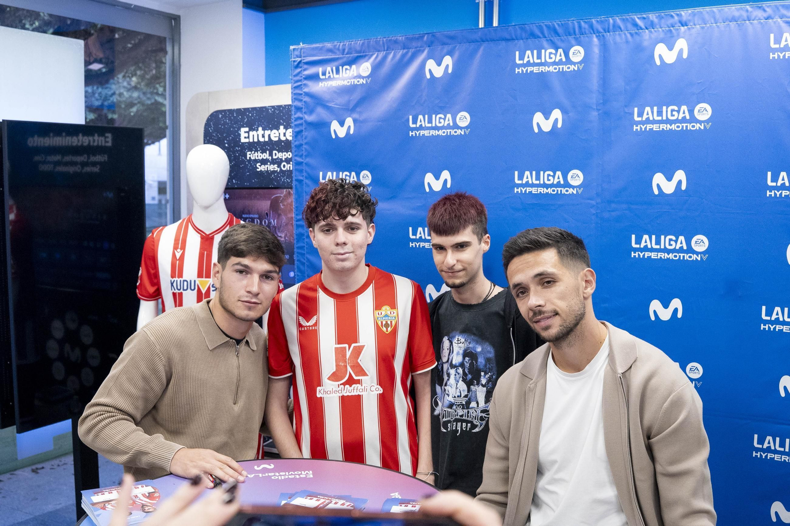 El defensor italiano y el portugués junto a dos jóvenes seguidores indálicos