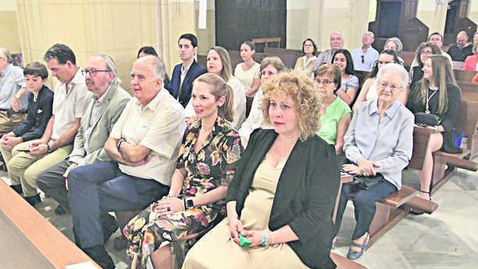 Hnas. mayores de la Virgen del Carmen y El Amor en 1ª fila.