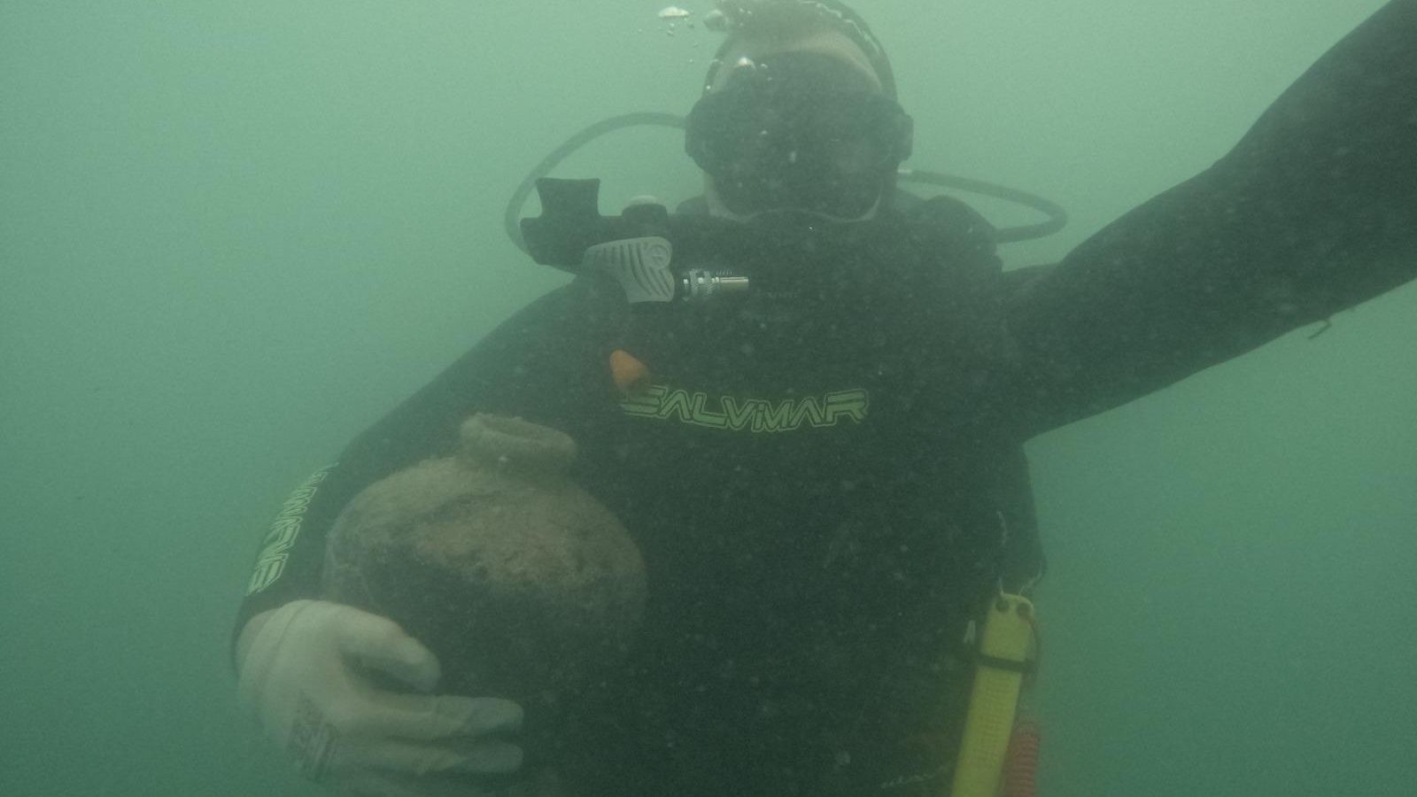 Uno de los arqueólogos con restos de cerámicas halladas del XVII en aguas de Cádiz