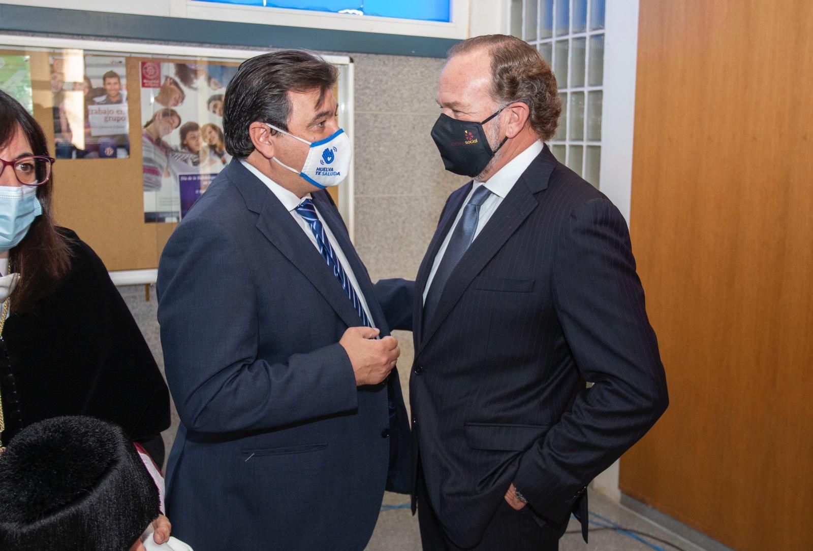 Gabriel Cruz junto con José Luis García-Palacios en un acto en la universidad de Huelva.