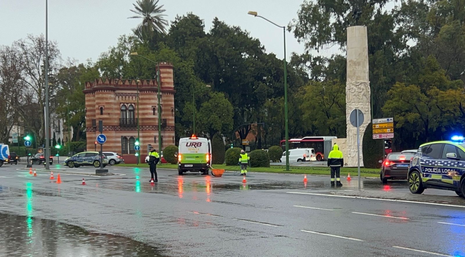 Las tareas de retirada de los vehículos implicados en el accidente en la Glorieta de los Marineros.