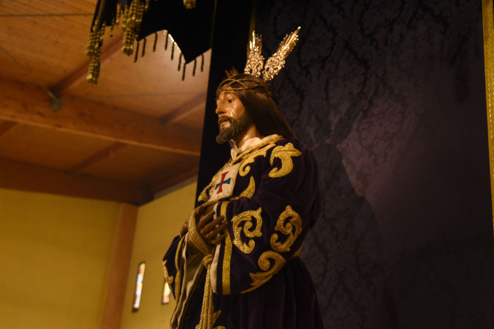 Las fotos del besapié del Medinaceli en la iglesia de Santiago de La Línea