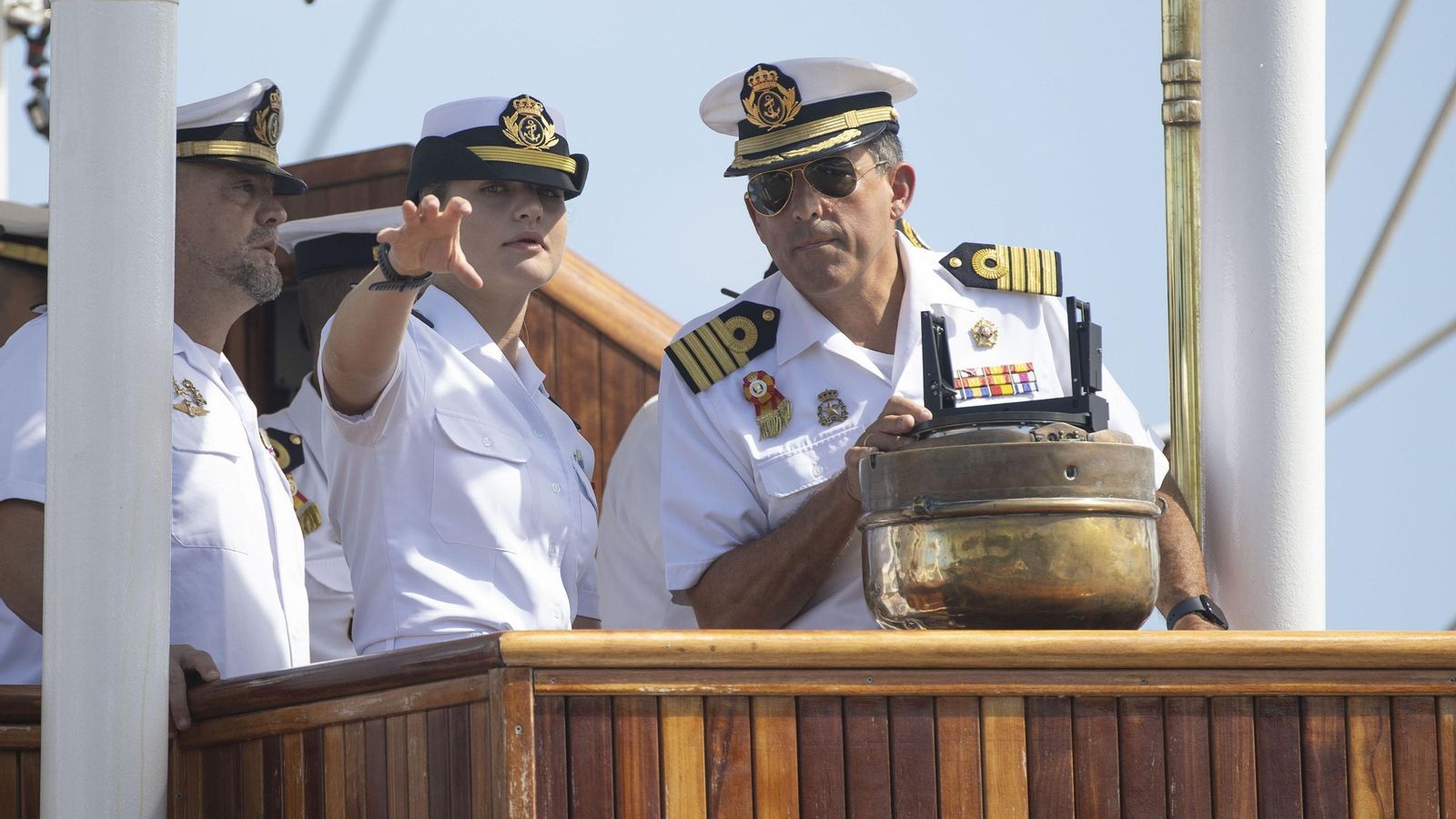 La Princesa Leonor en el puente de mando del 'Elcano' con el comandante durante la maniobra de atraque en Santo Domingo.