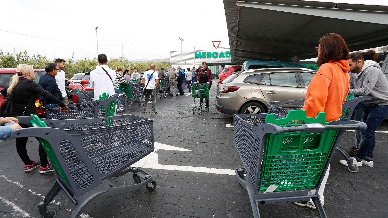 Clientes esperando para entrar en un supermercado de Chilches Costa.