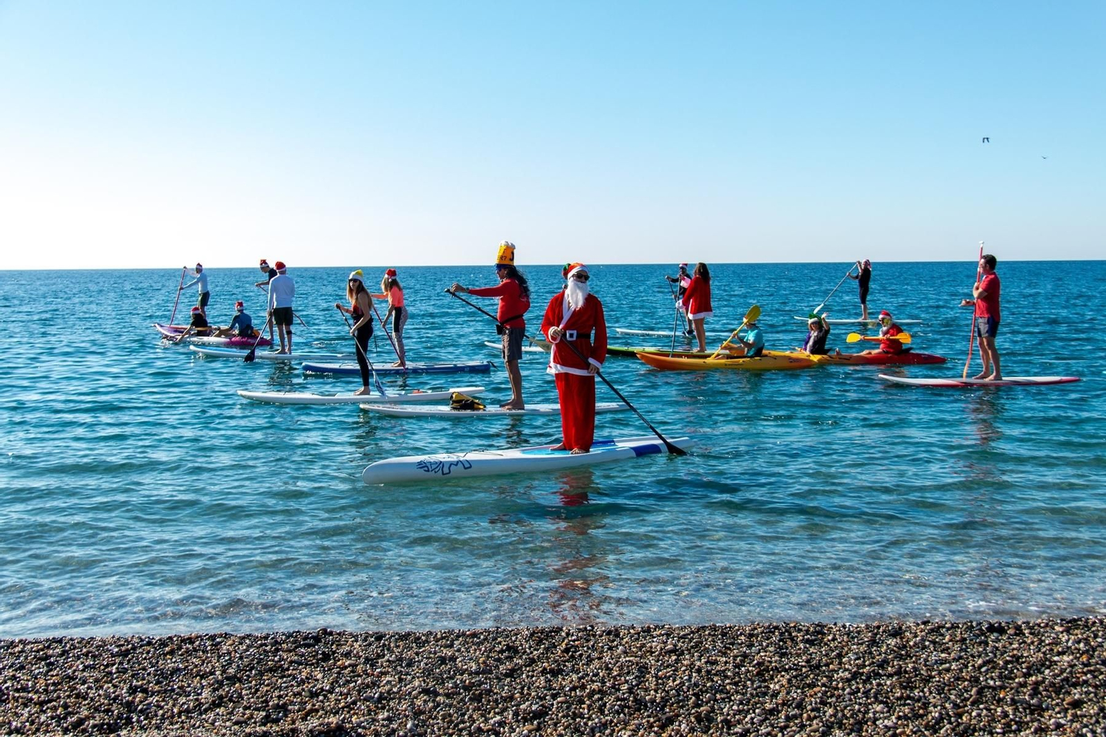 Desde Laponia a la Costa Tropical: Papá Noel disfruta de una jornada de paddle surf en La Herradura Desde Laponia a la Costa Tropical: Papá Noel disfruta de una jornada de paddle surf en La Herradura