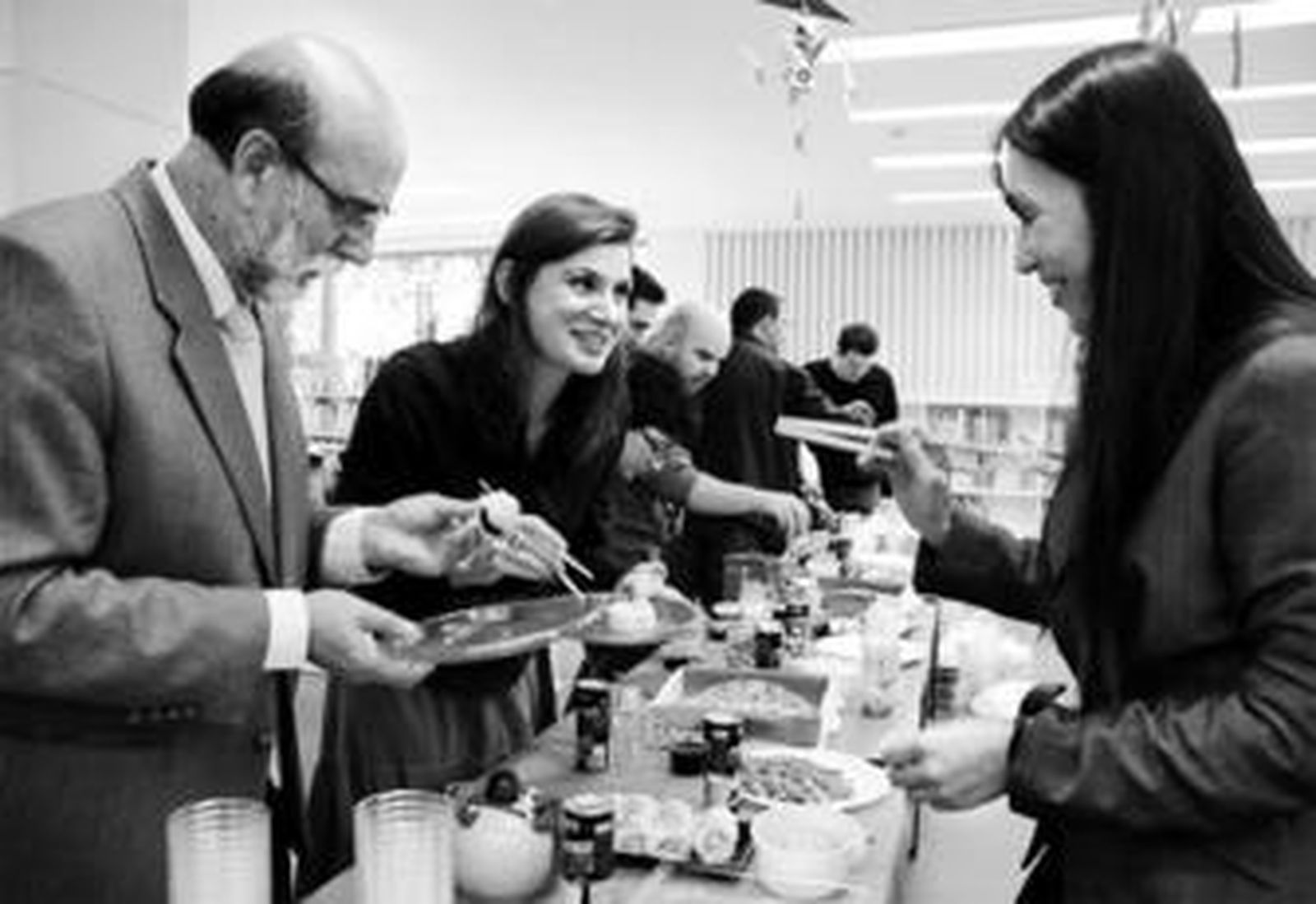 Bernardo Bueno, Anabel Fernández y Keiko Kawabe, en la degustación de comida japonesa, ayer.