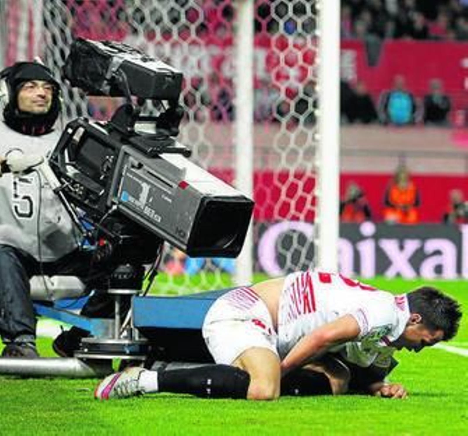 Una cámara de televisión, en un partido en el Sánchez-Pizjuán.
