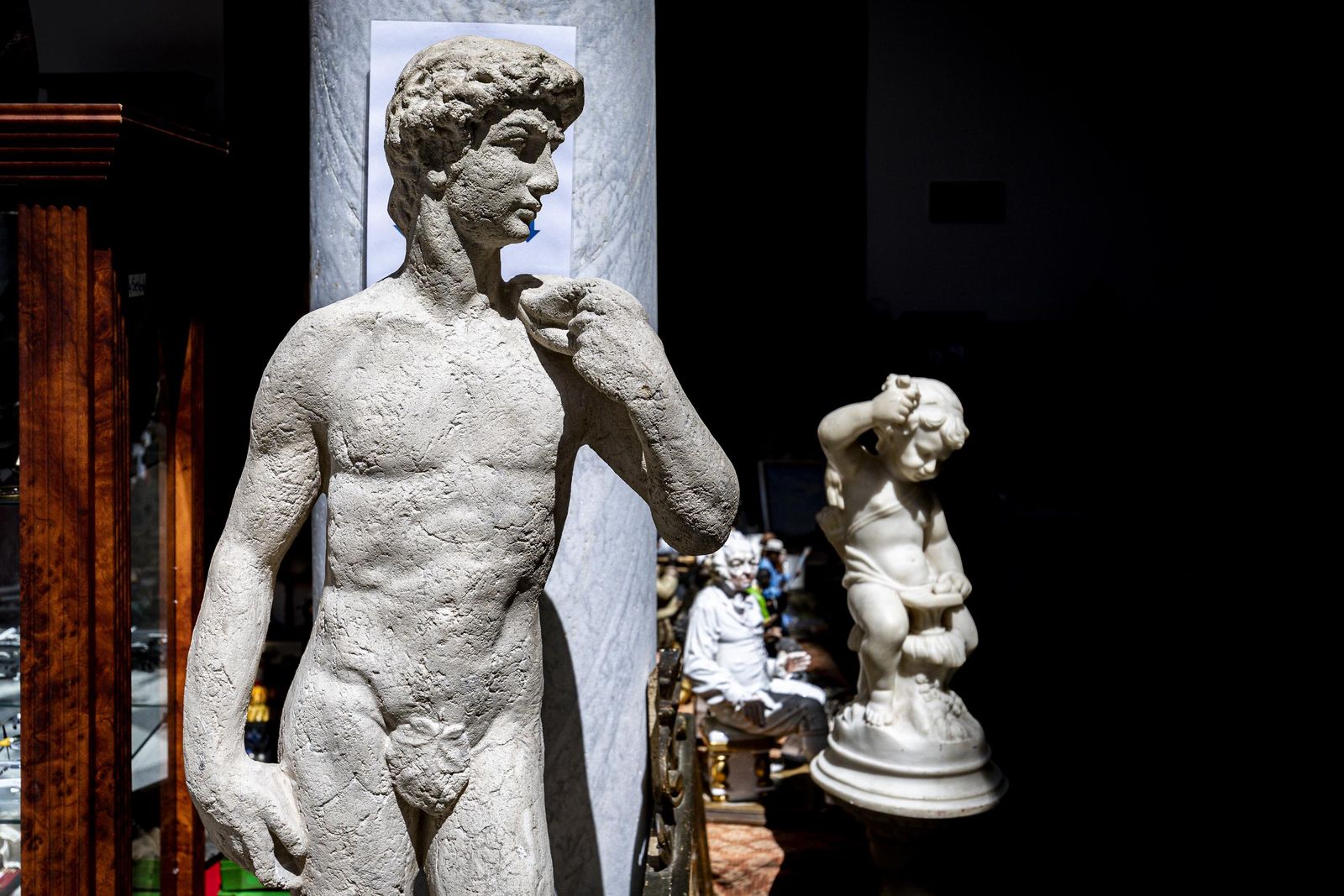 Imágenes del curioso mercadillo de antigüedades en el convento de Santo Domingo en Cádiz