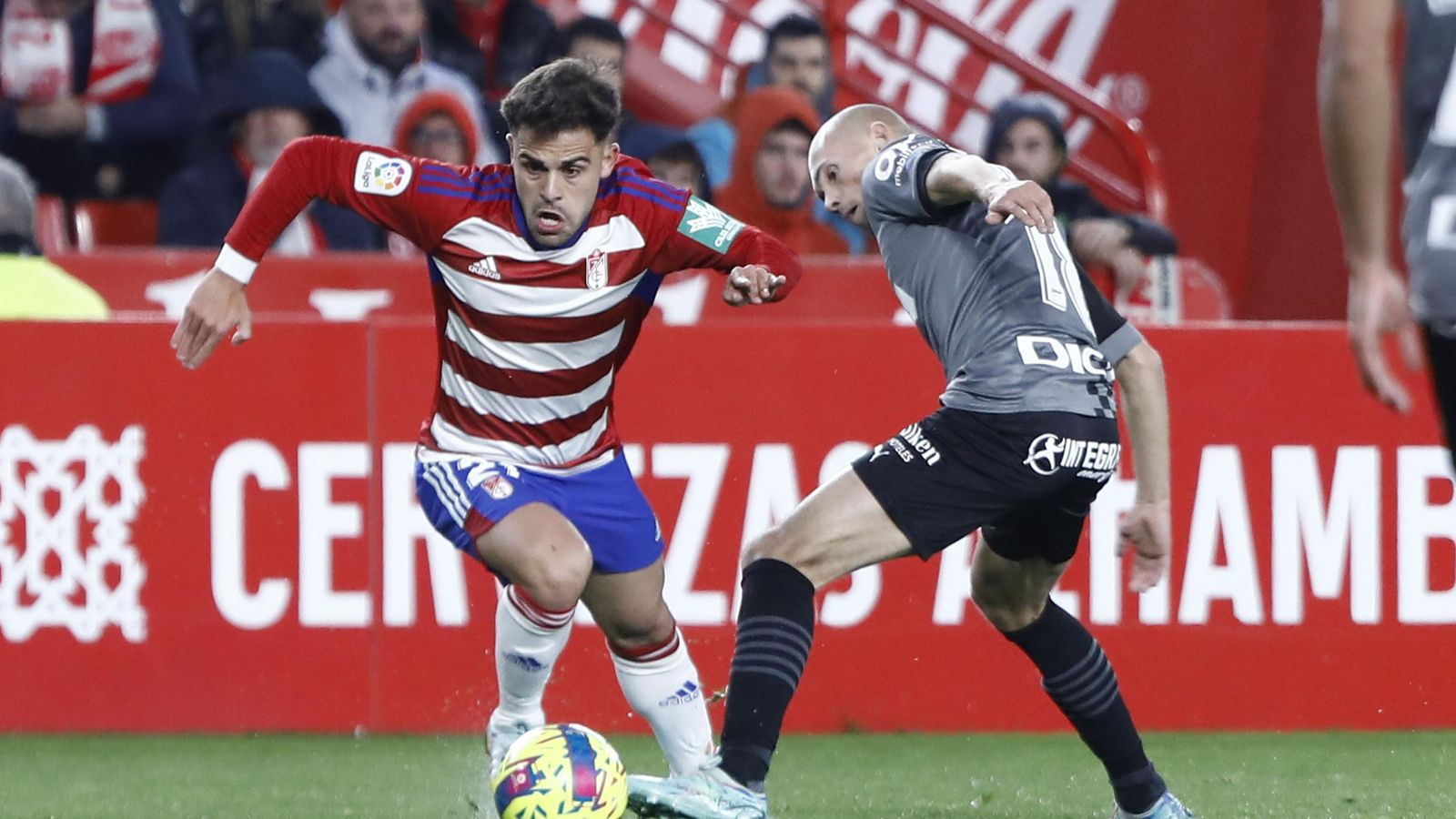 Melendo elude a Guridi en una acción del choque ante el Alavés.