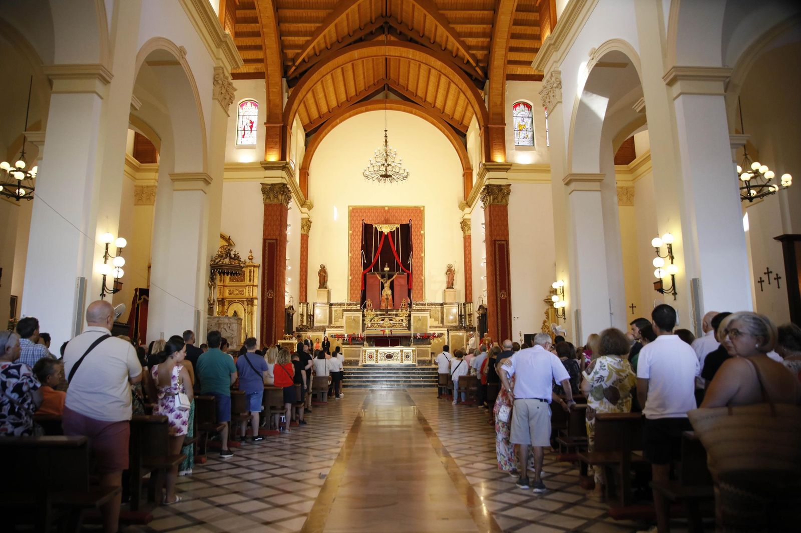 Las imágenes de la misa vespertina y procesión del Cristo de la Luz de Dalías