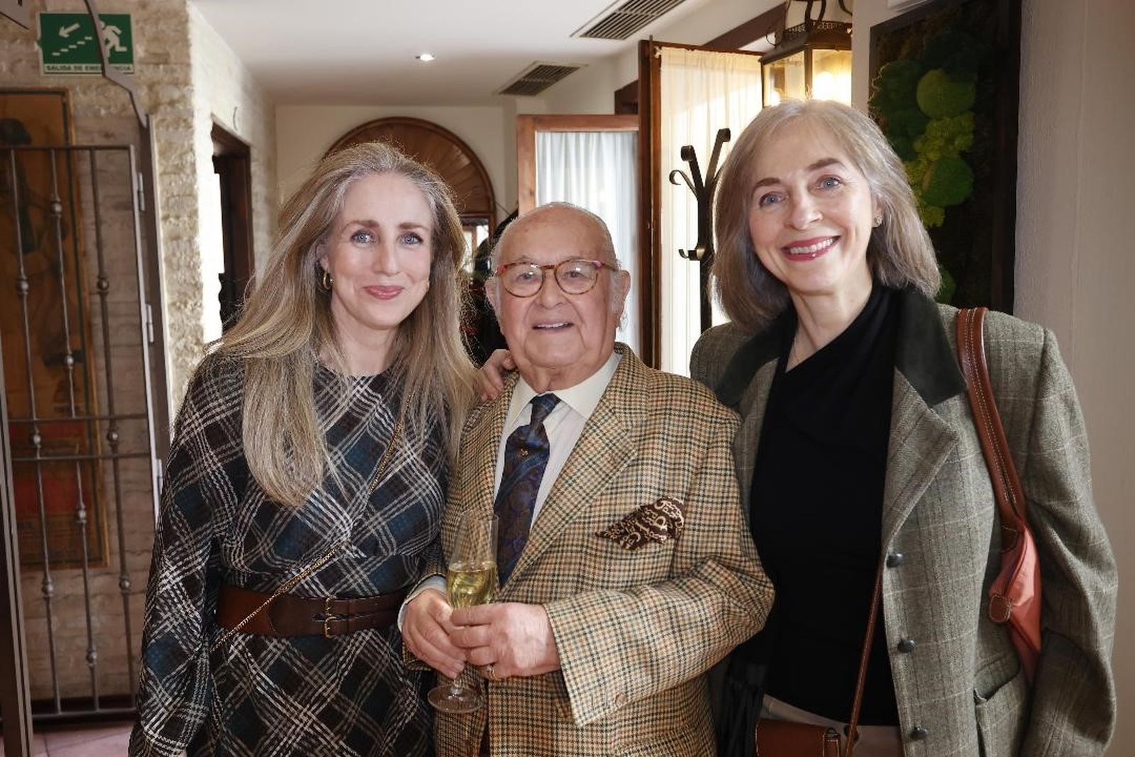 Imágenes de la celebración del 90 cumpleaños de Tony Benítez en Sevilla