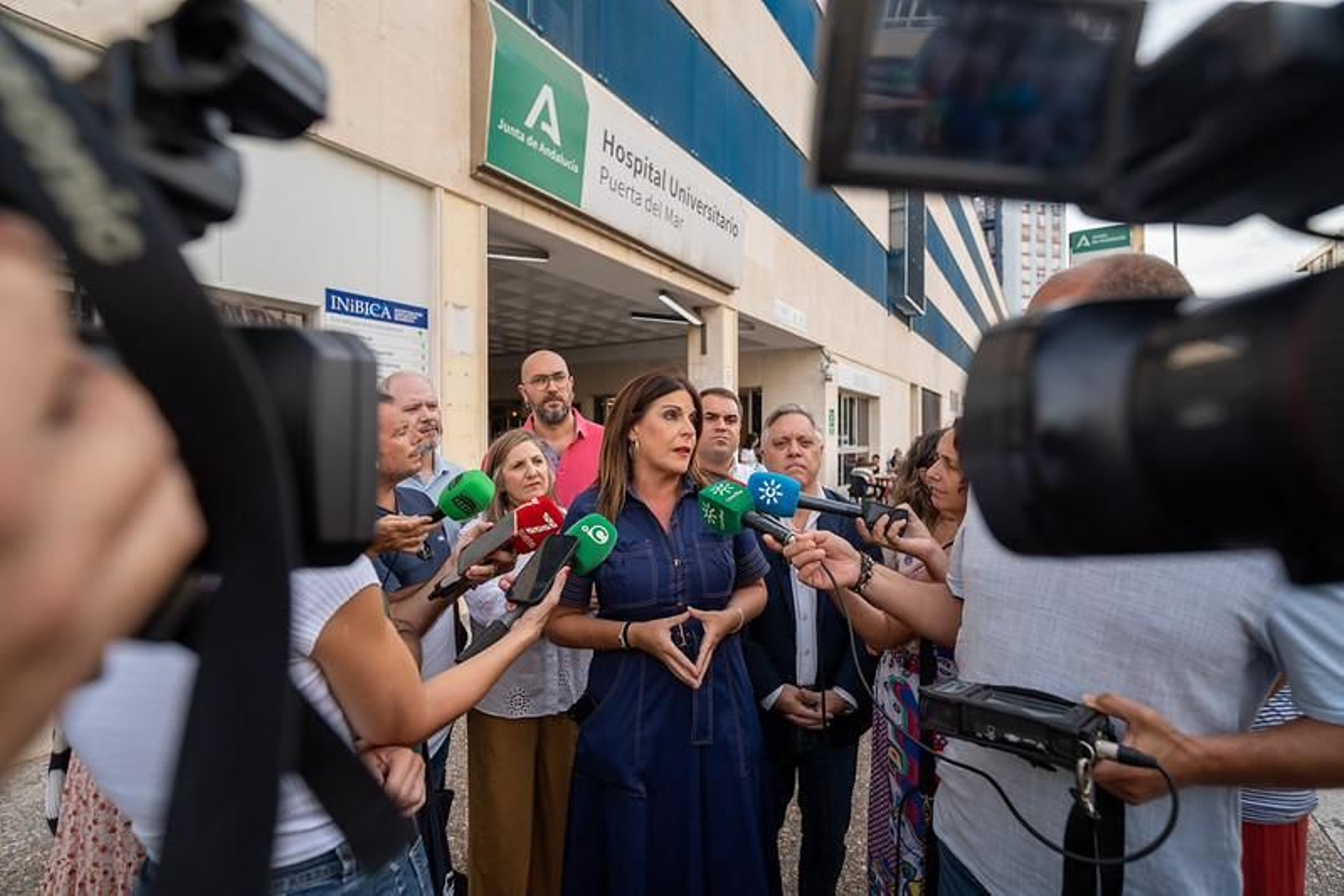 Ángeles Férriz, en su comparecencia de este jueves ante el hospital Puerta del Mar de Cádiz.