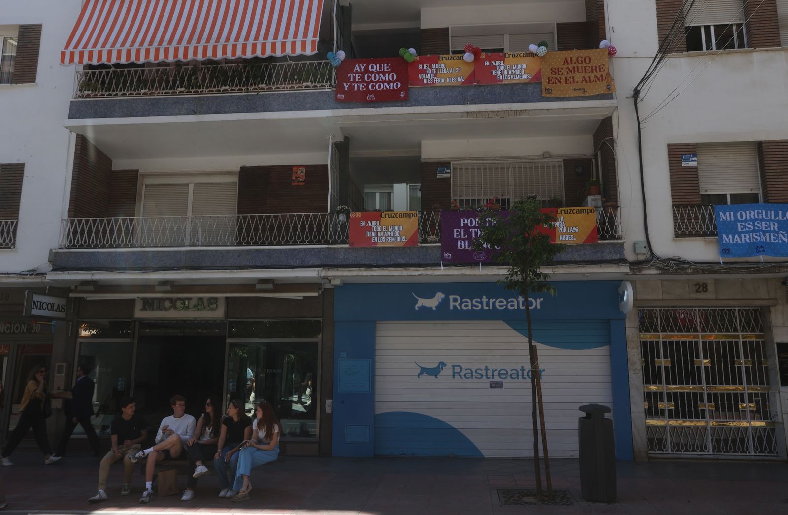 Banderolas y colgaduras en los balcones de Los Remedios