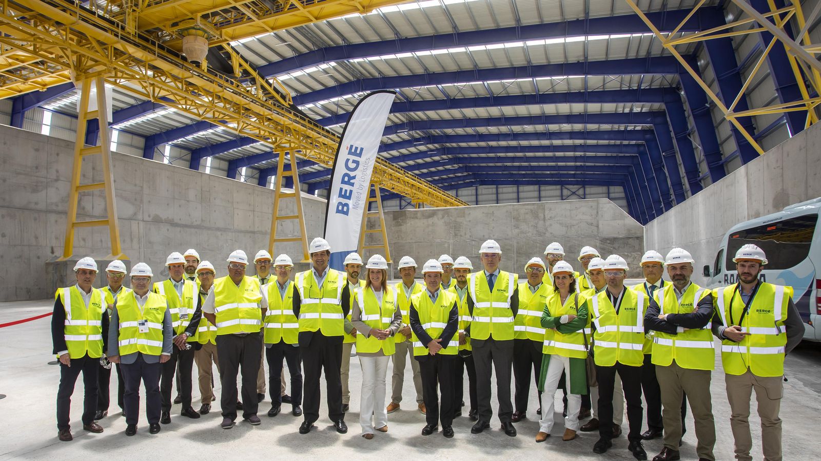 Responsables de Bergé y del Puerto de Huelva en las nuevas instalaciones.