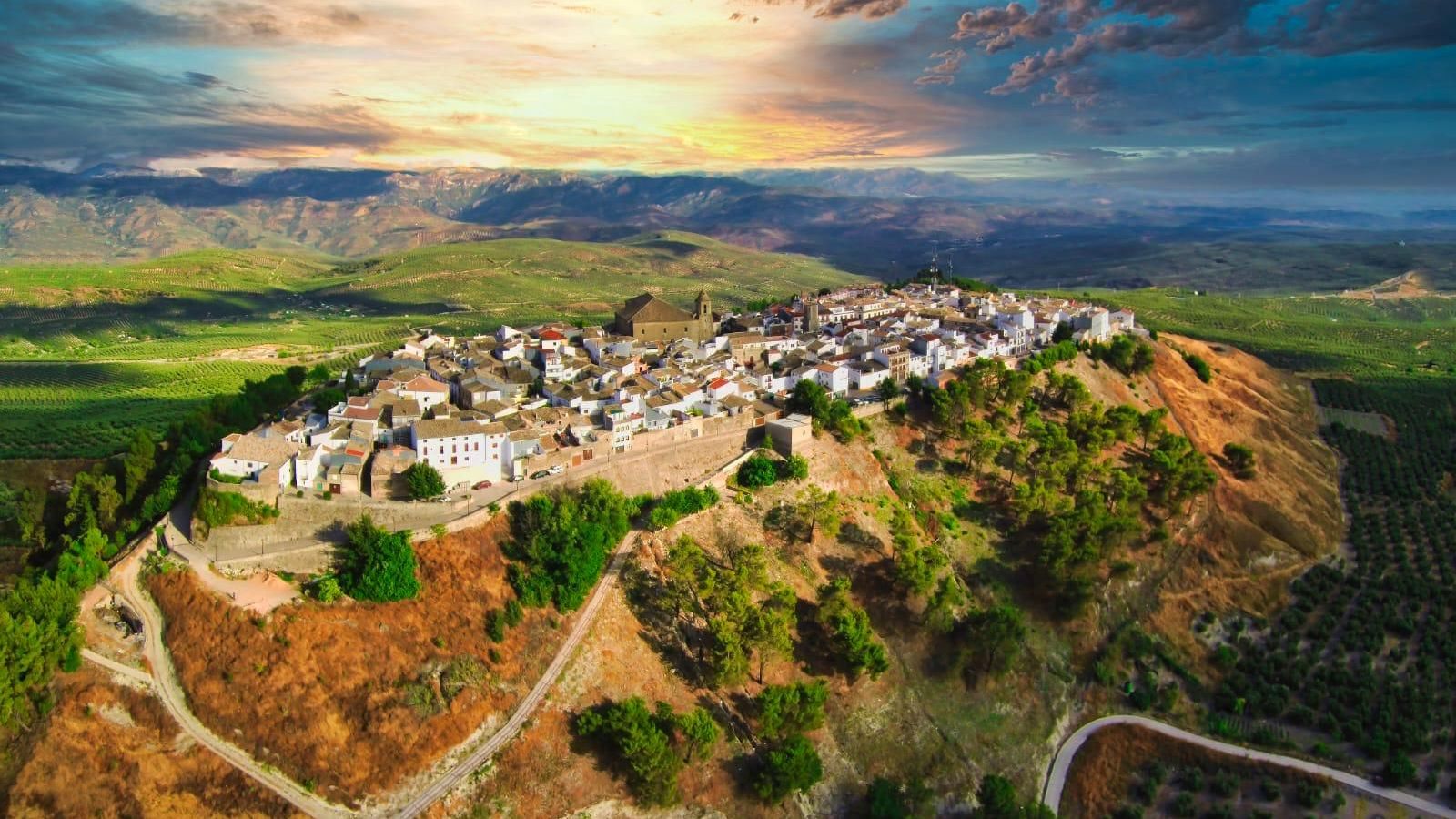 Iznatoraf se localiza en un cerro a más de mil metros sobre el nivel del mar, lo que lo hace uno de los pueblos más altos de toda Andalucía.