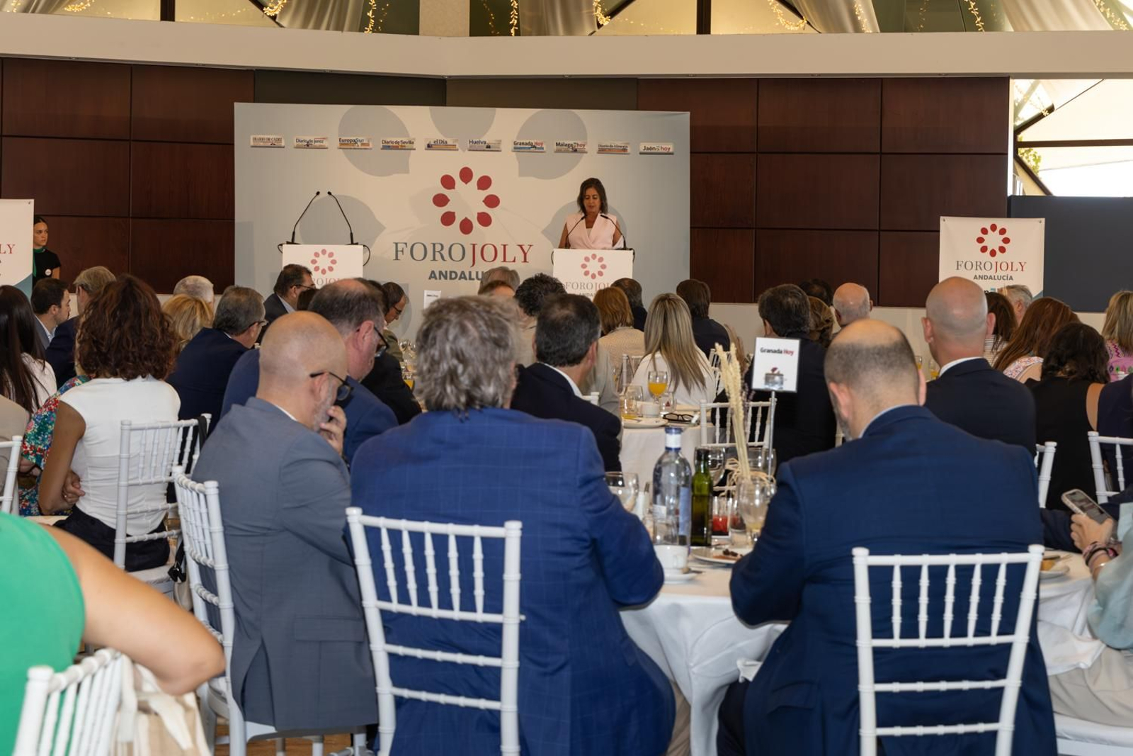La sociedad jiennnese ha acompañado al Grupo Joly en su desayuno con la consejera.