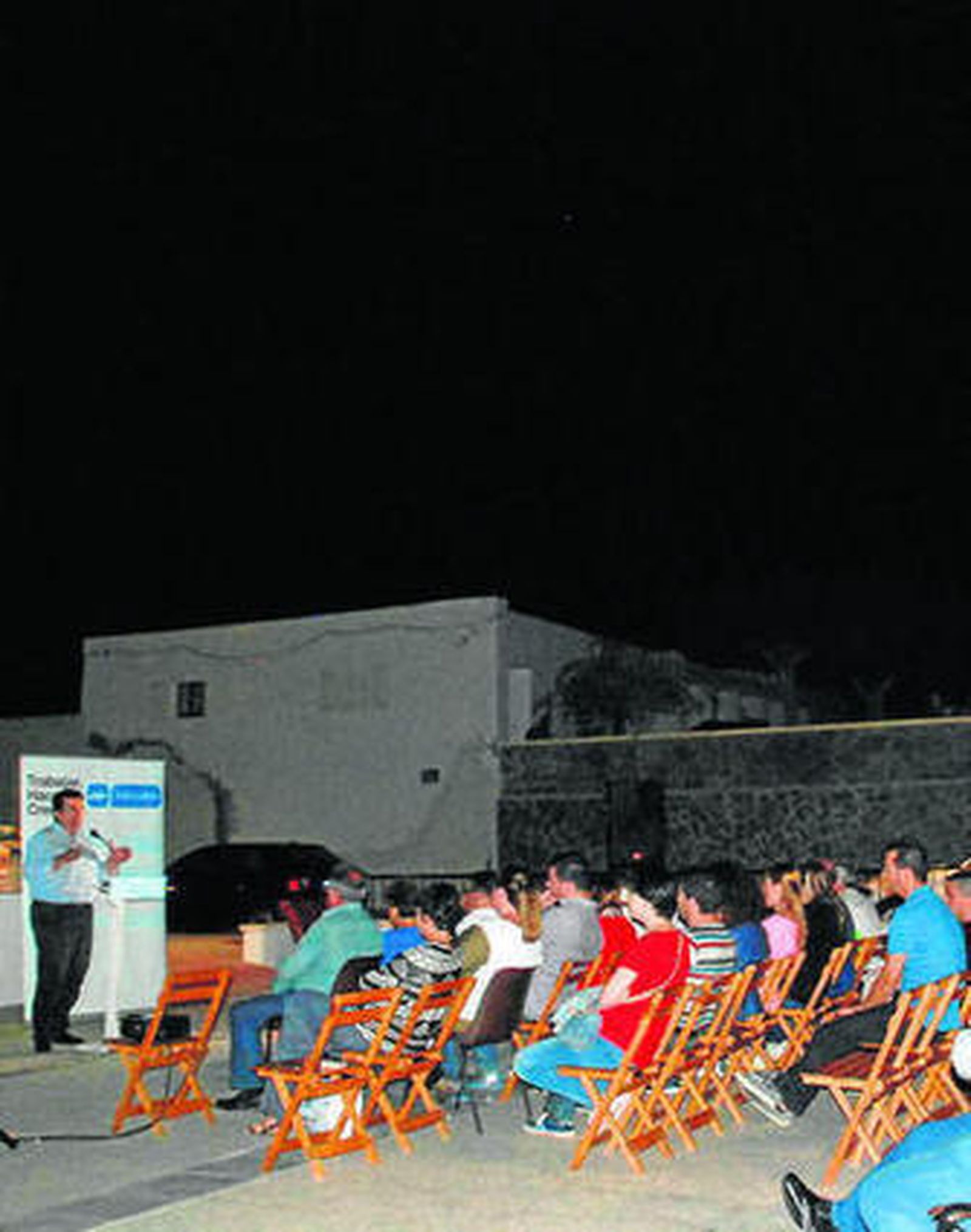 Rodríguez explicó las líneas de su programa ante un centenar de vecinos.