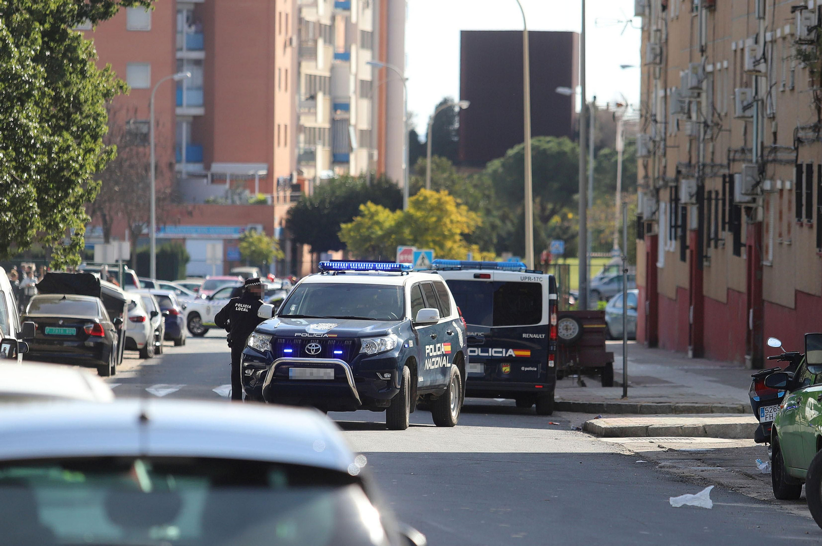 Imágenes del atrincherado que amenazaba con hacer estallar una bombona en el Torrejón, Huelva