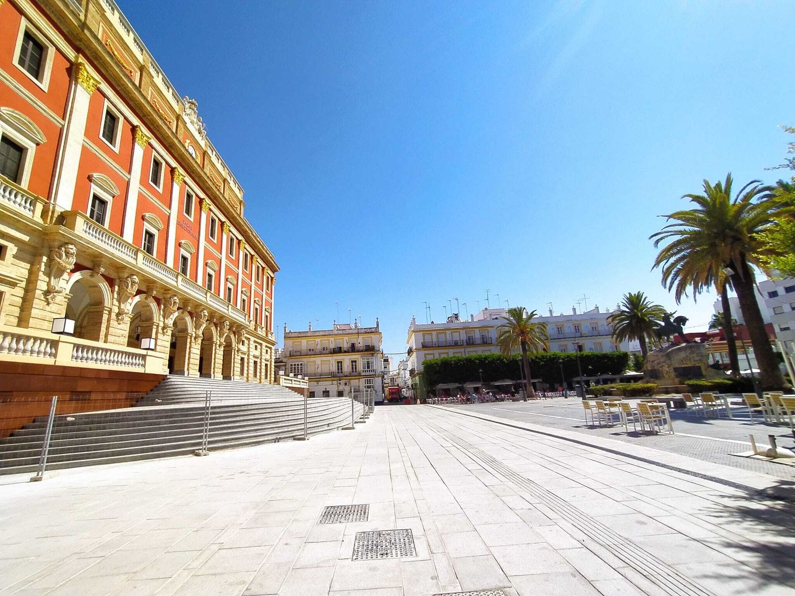 El Ayuntamiento y la plaza del Rey, en una imagen reciente.