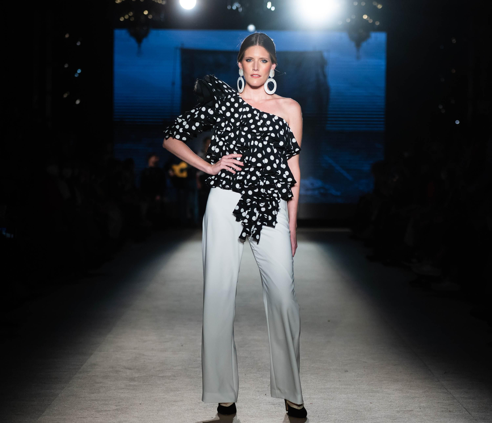 Los looks de invitada de primavera de Mónica Méndez, en imágenes