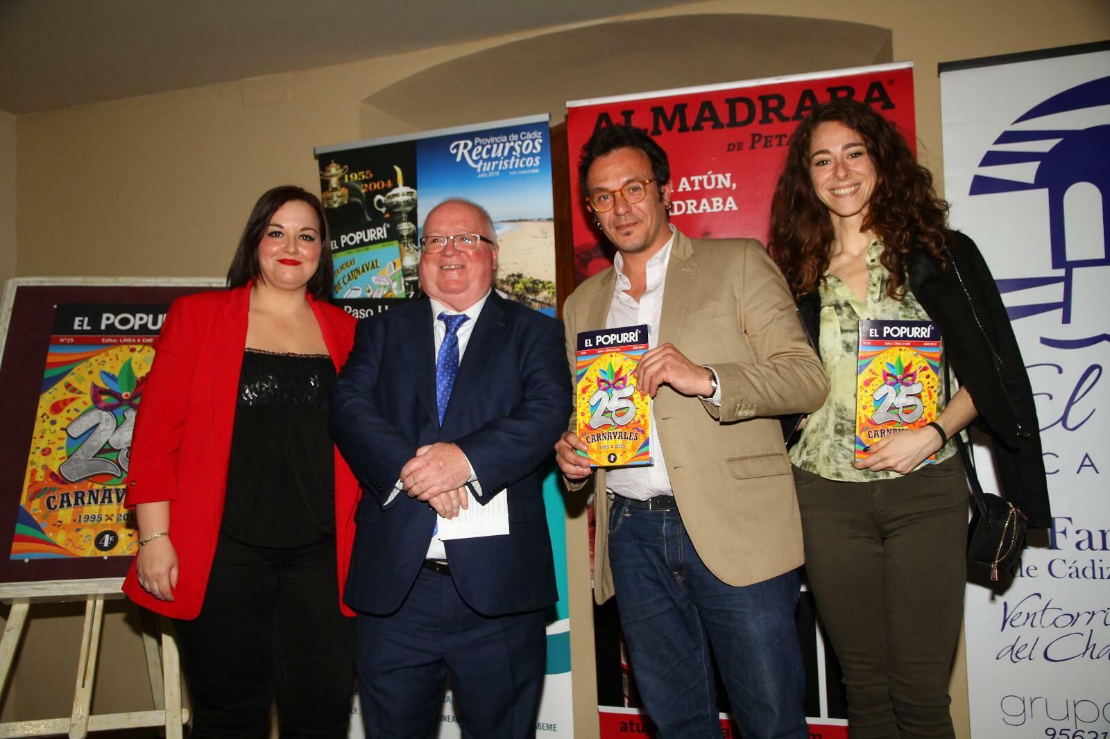 Elena y Carlos Medina, junto al alcalde José María González y la edil María Romay.