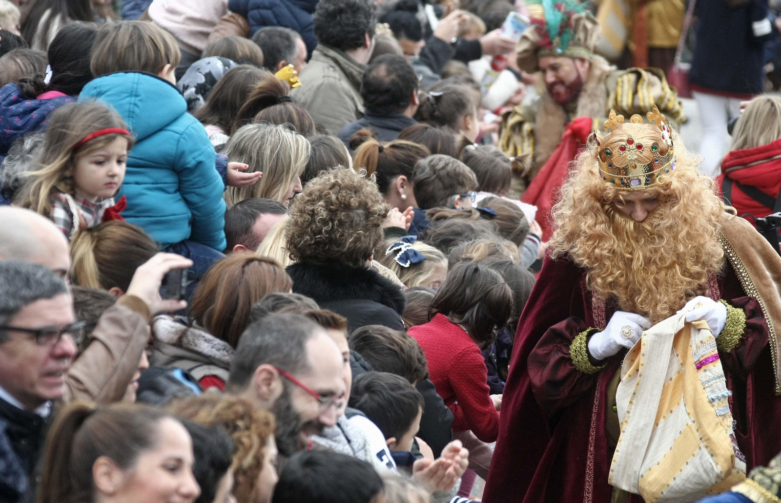 El tradicional arrastre de latas en Algeciras