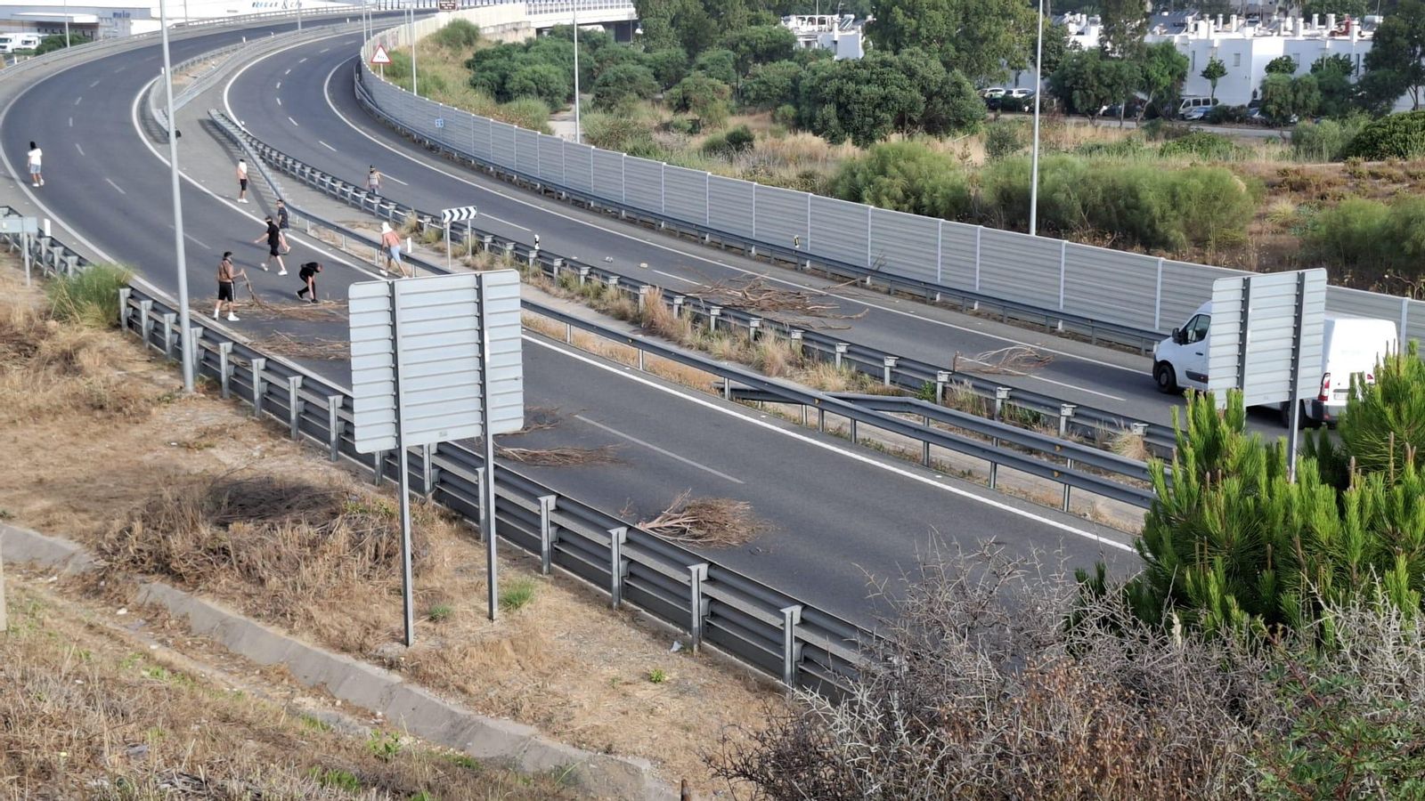 Corte de carretera en la CA-36, de acceso al Puente de la Constitución de 1812