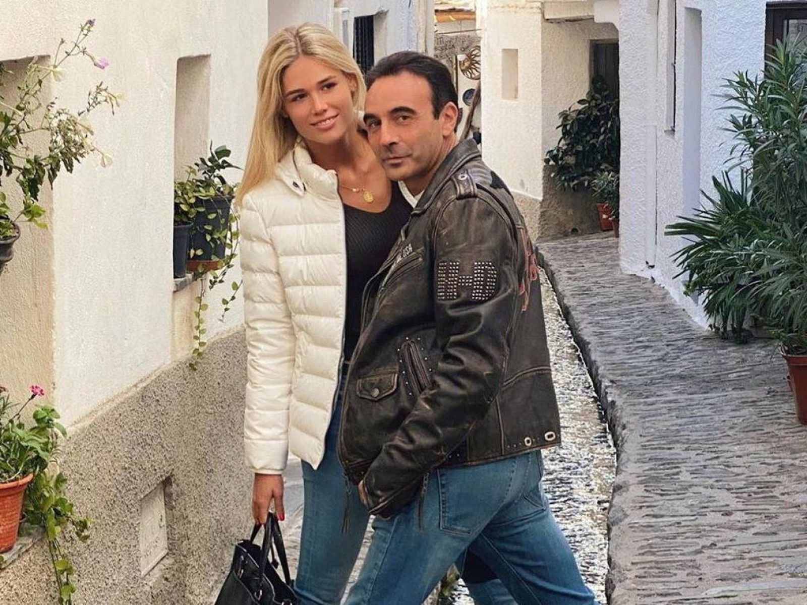 Enrique Ponce, con su nuevo estilismo, junto a Ana Soria en un pueblo granadino.