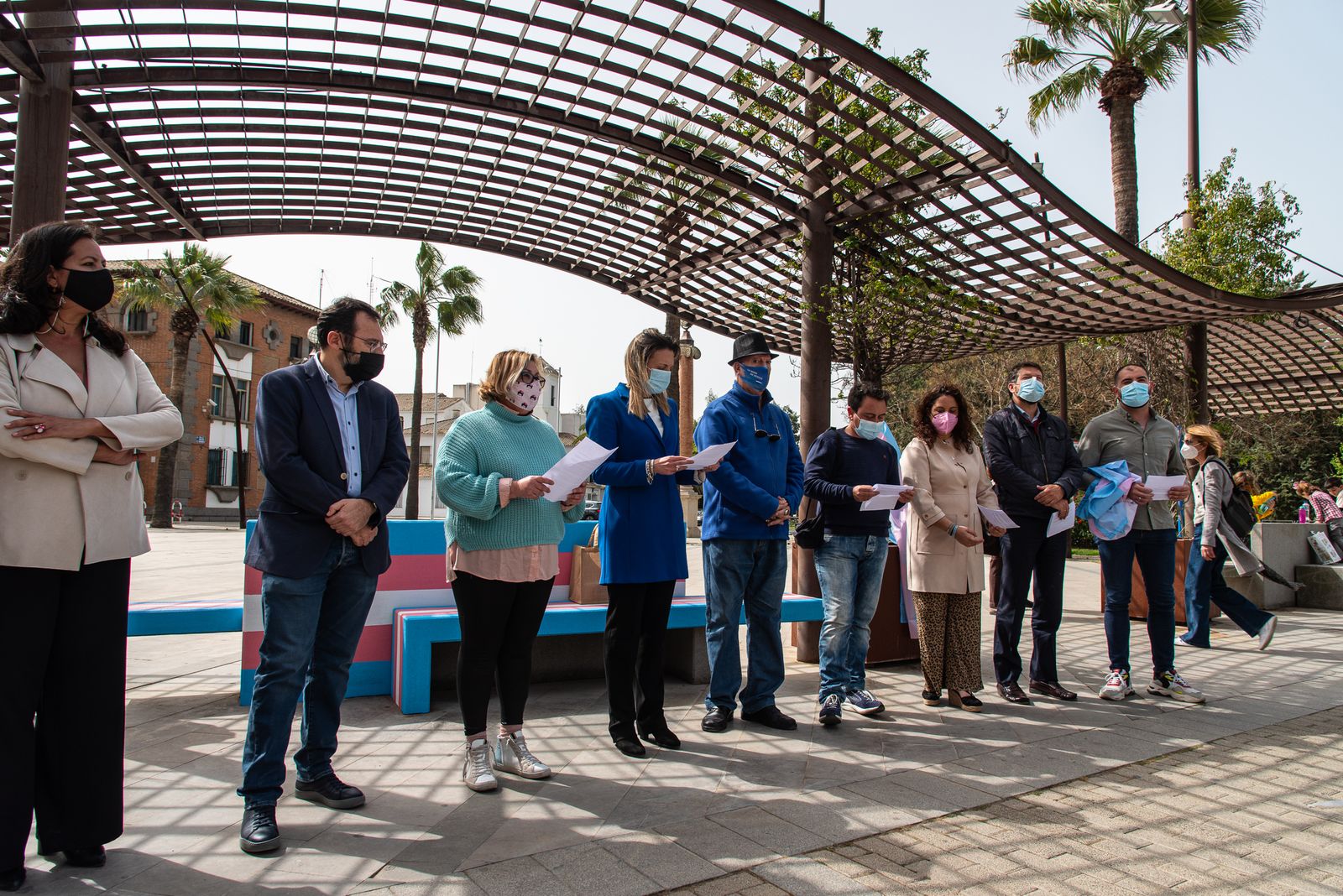 Imágenes de la inauguración del banco trans en Huelva