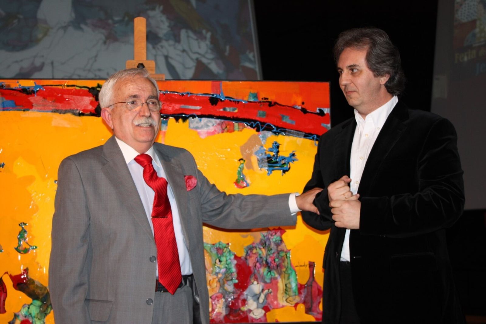 Luis Gonzalo, junto a Domingo Martínez, con el cuadro que donó a la Escuela de Arte de Jerez en el inicio de los actos del centenario.