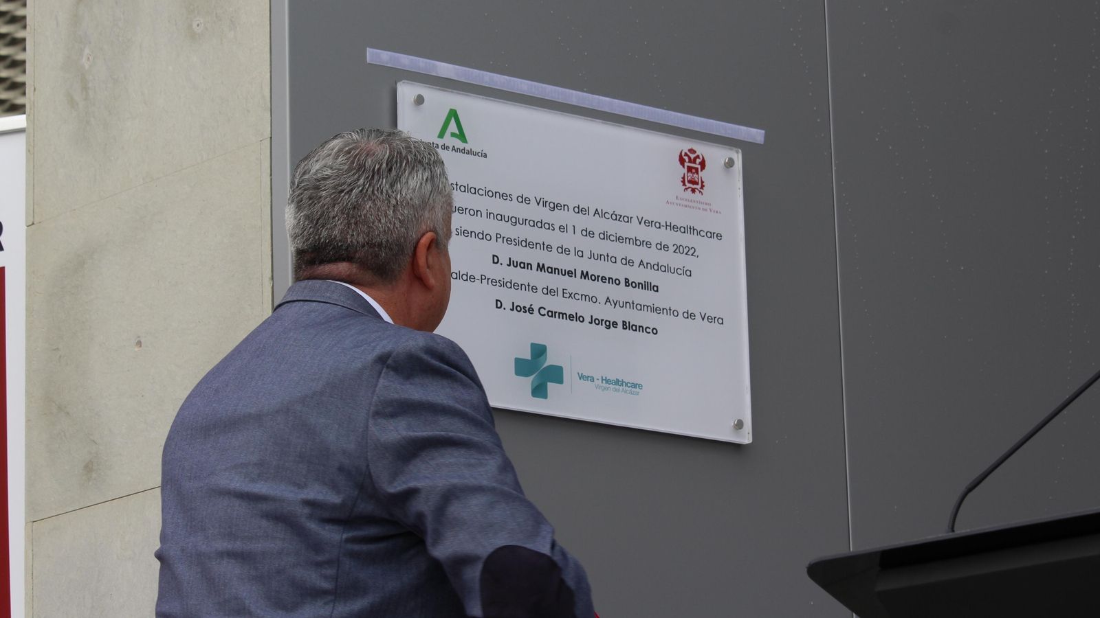 El delgado de Salud en Almería destapa la placa del nuevo centro de salud privado.