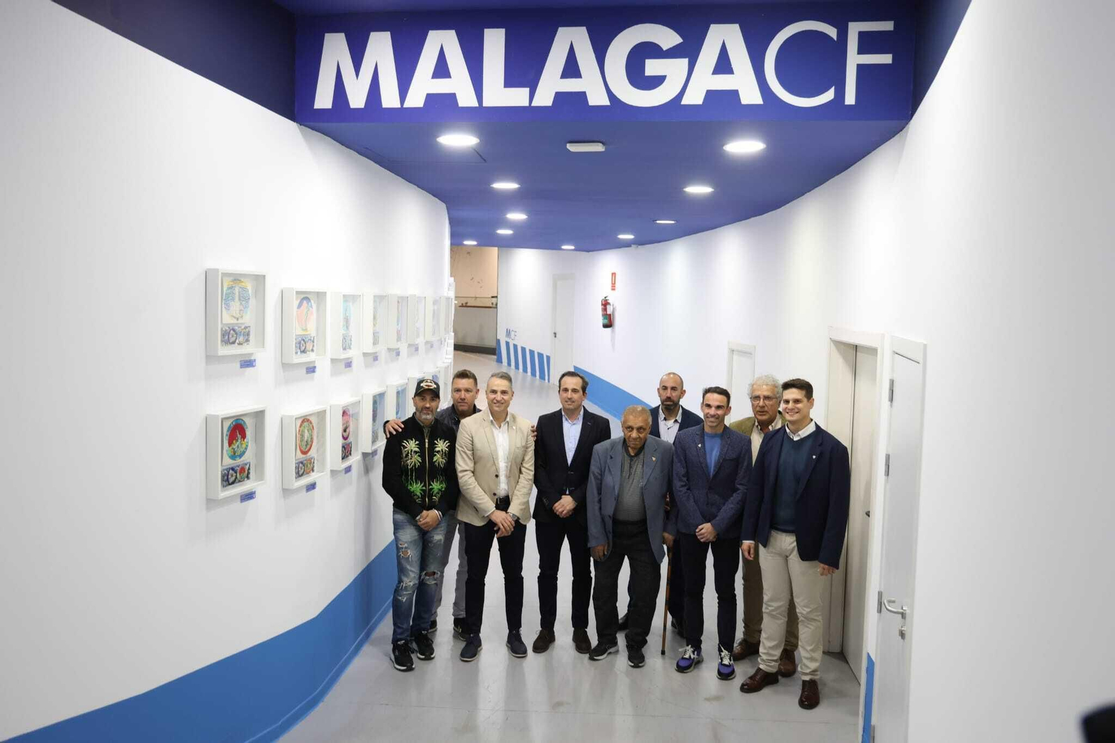 Kike Pérez y algunos alcaldes posan junto a la nueva exposición del Málaga CF