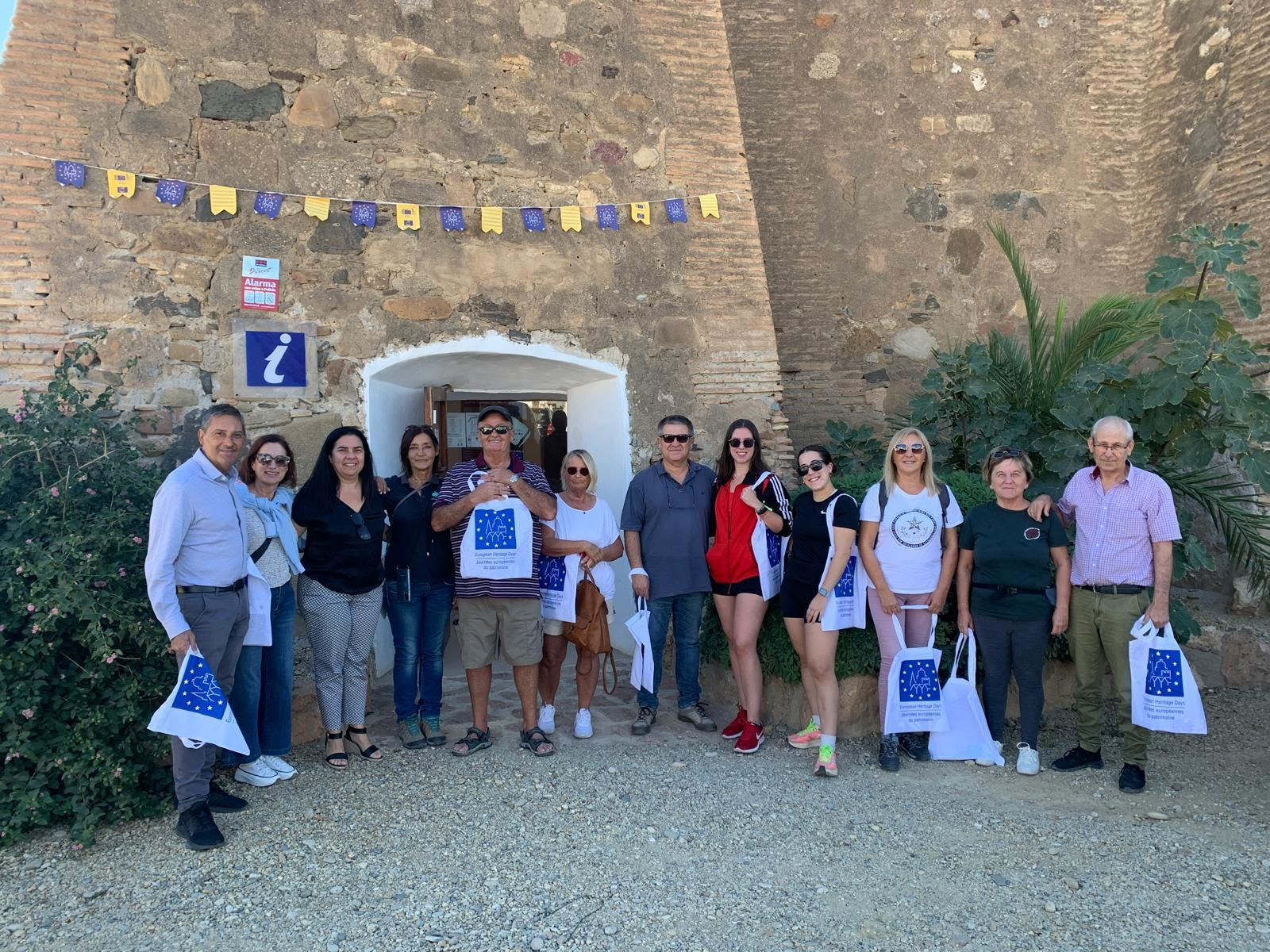 Visitantes en el Castillo de Villaricos.