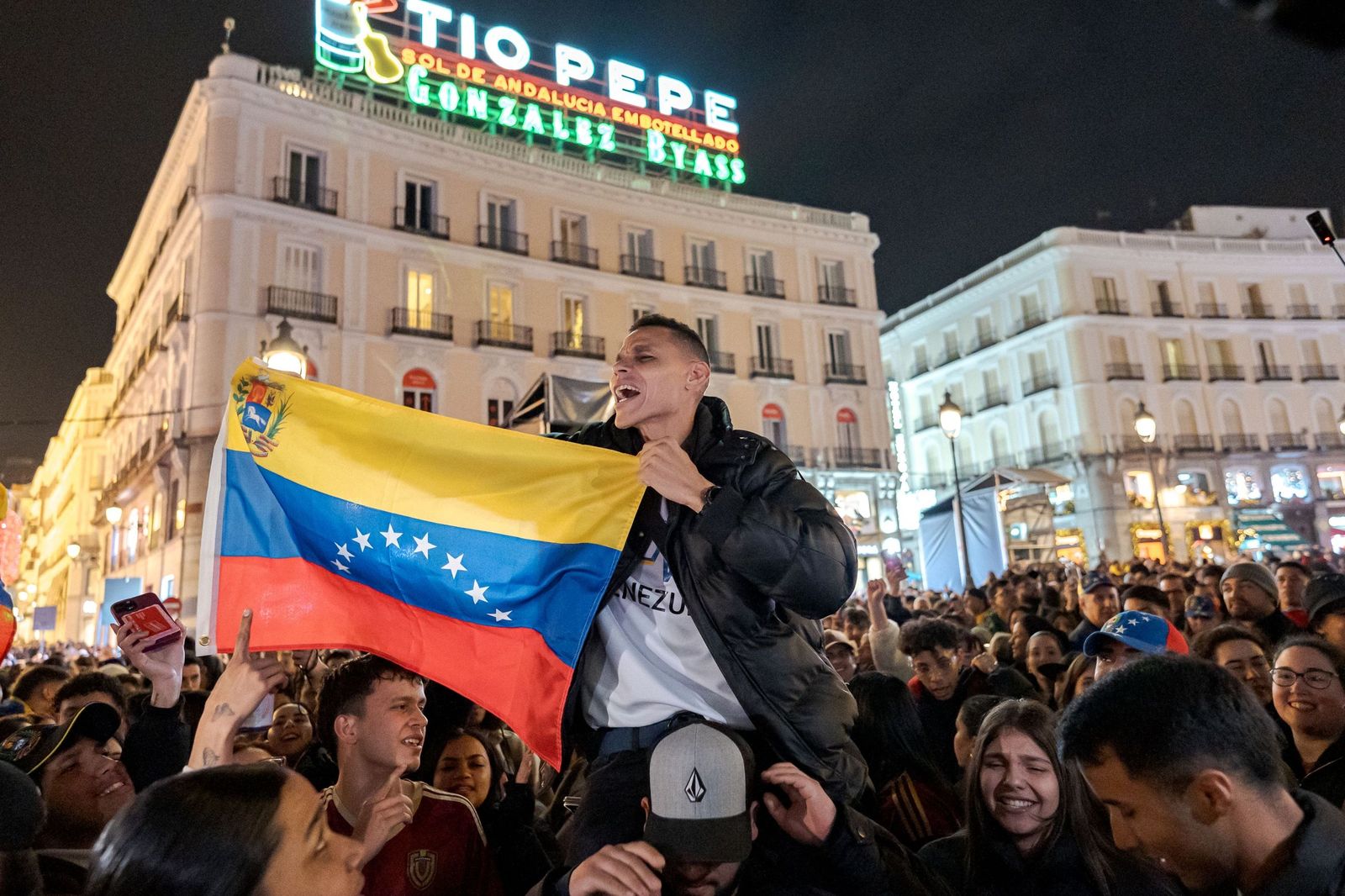 Venezolanos festejando el golpe de estado en Madrid.
