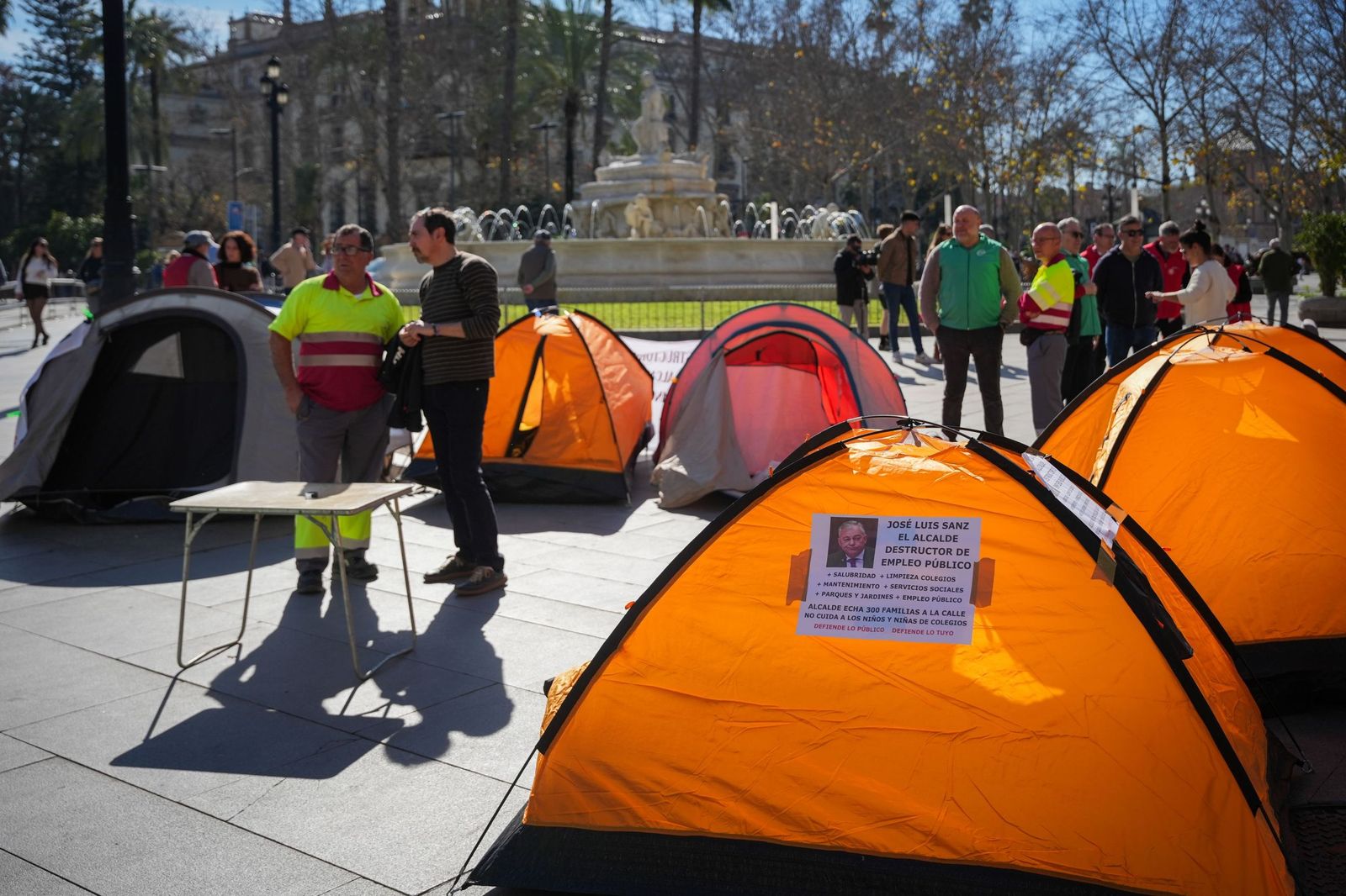 Acampada en la Puerta de Jerez contra la privatización de la limpieza escolar.