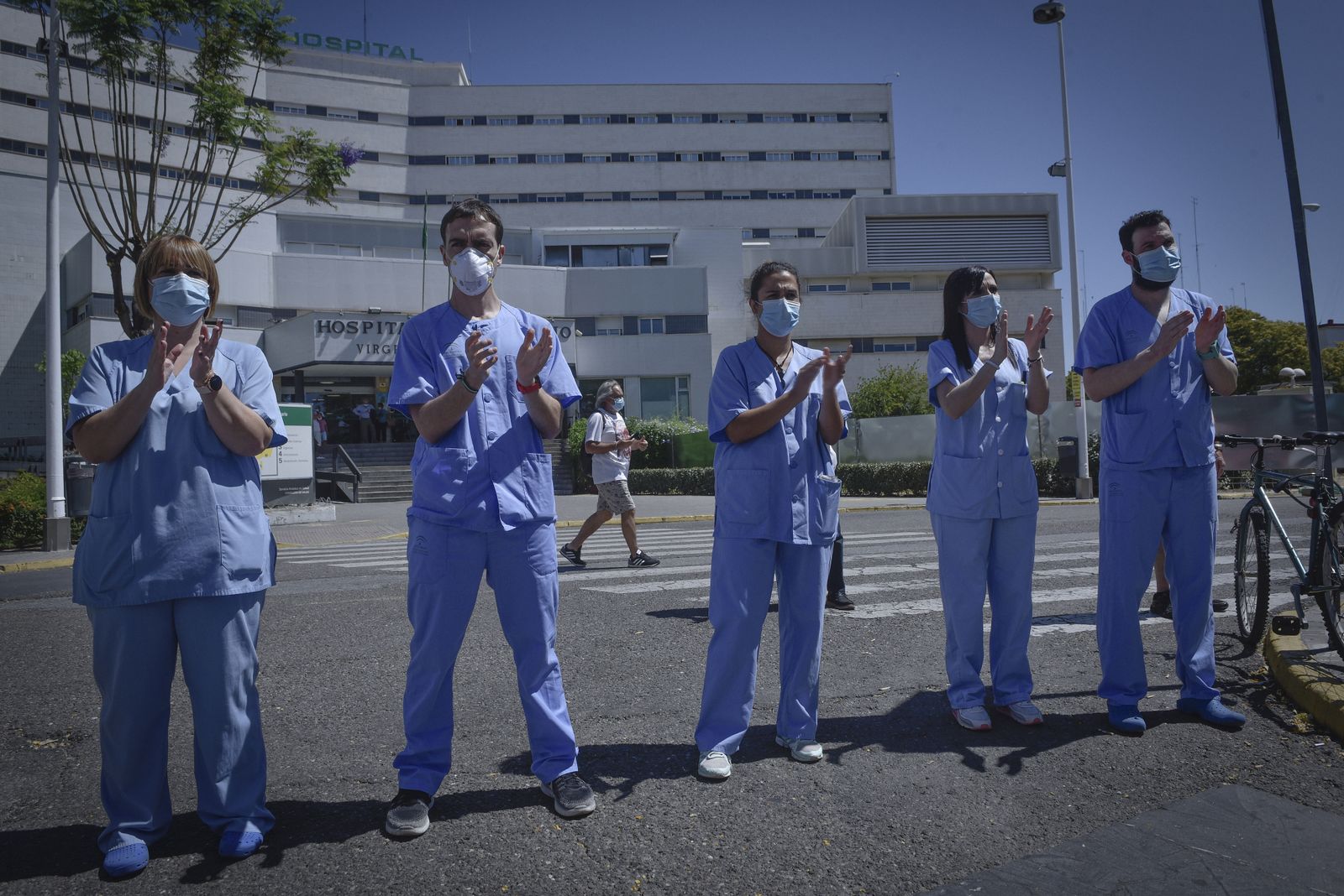 Sanitarios del Hospital Macarena aplauden en una protesta convocada por Marea Blanca.