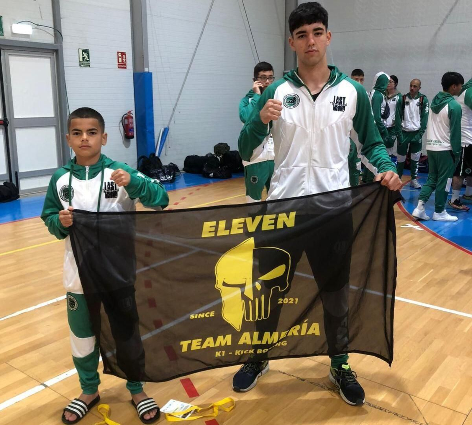 José Nieto y Héctor Linares posan durante la competición con la bandera del club almeriense.