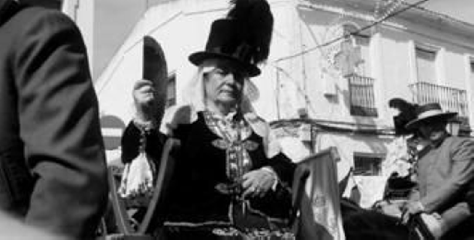 Una de las mayordomas, durante el recorrido de la caballería por las calles del pueblo.