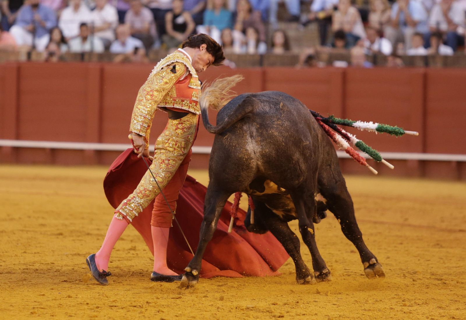 Ángel Jiménez, en un recorte con la muleta al novillo que abrió plaza.