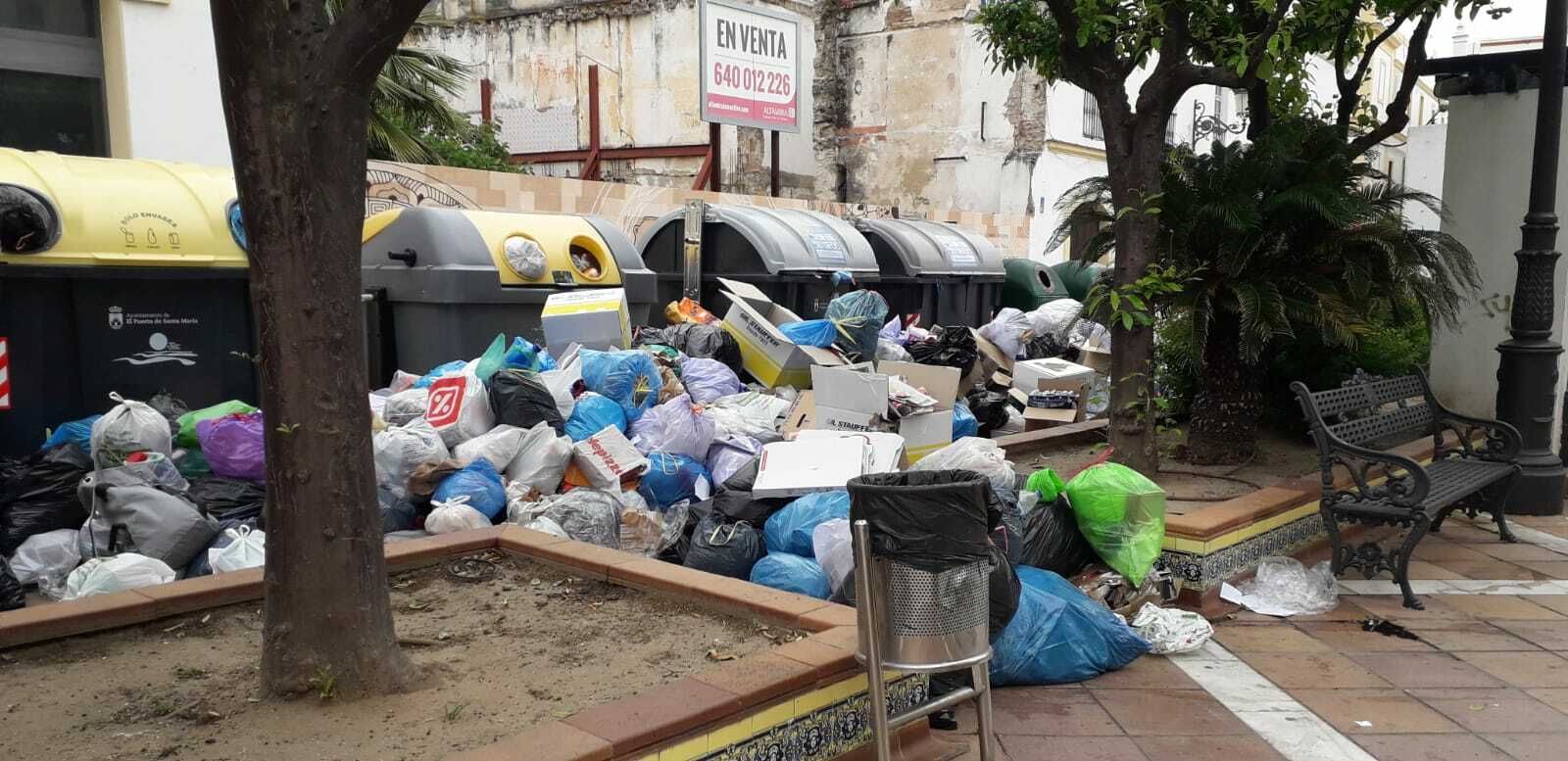 Este es el aspecto que presentan hoy los contenedores de la plaza Peral, junto al Ayuntamiento