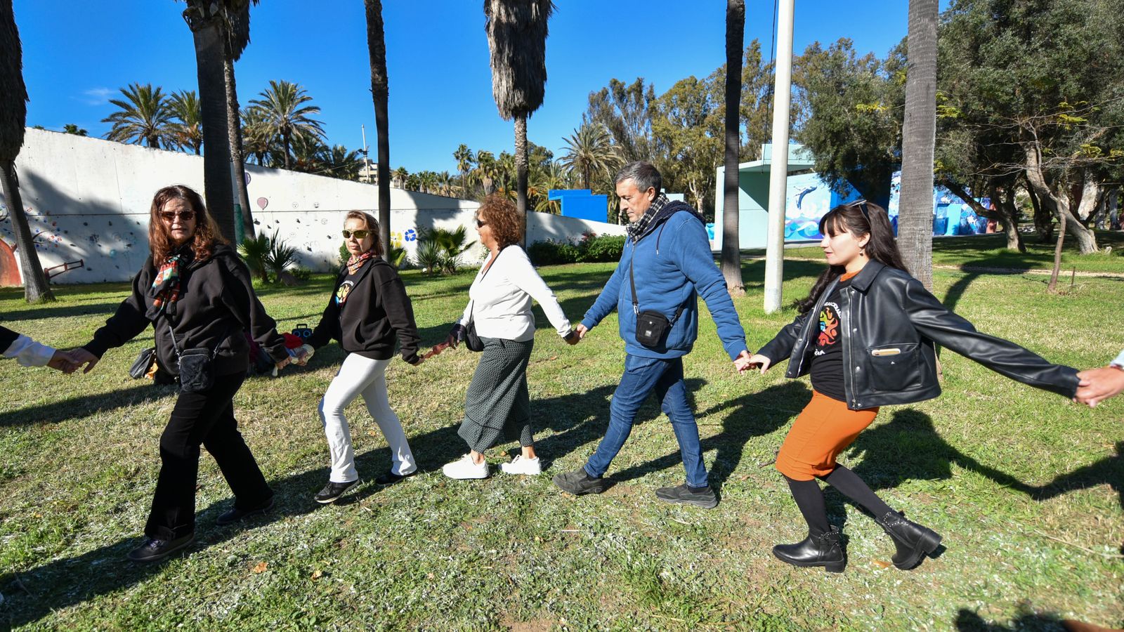 Danza circular en la parque Princesa Sofia, en imágenes