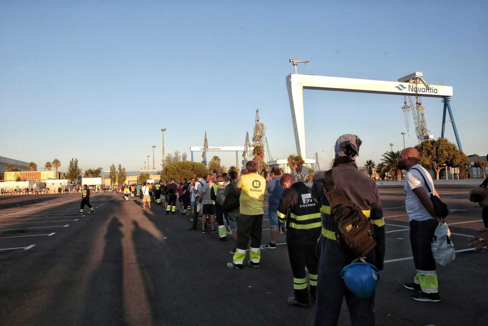 Cola de trabajadores para votar, en la factoría de Puerto Real. Cola de trabajadores para votar, en la factoría de Puerto Real.