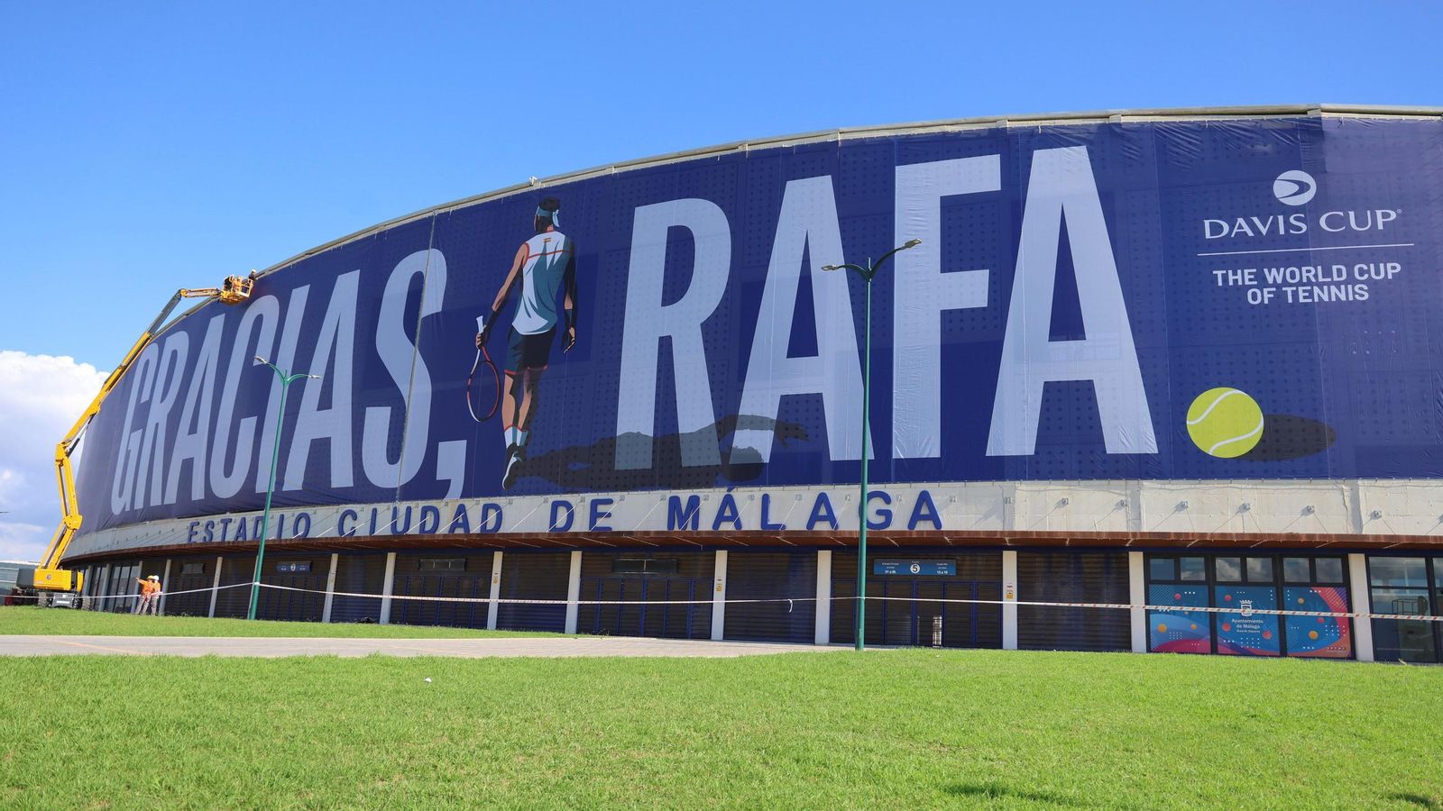 La pancarta de homenaje a Rafa Nadal en el Ciudad de Málaga, en imágenes