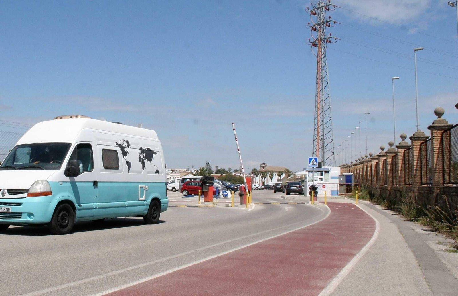 Una autocaravana saliendo ayer de la zona de aparcamiento de la Pasarela.