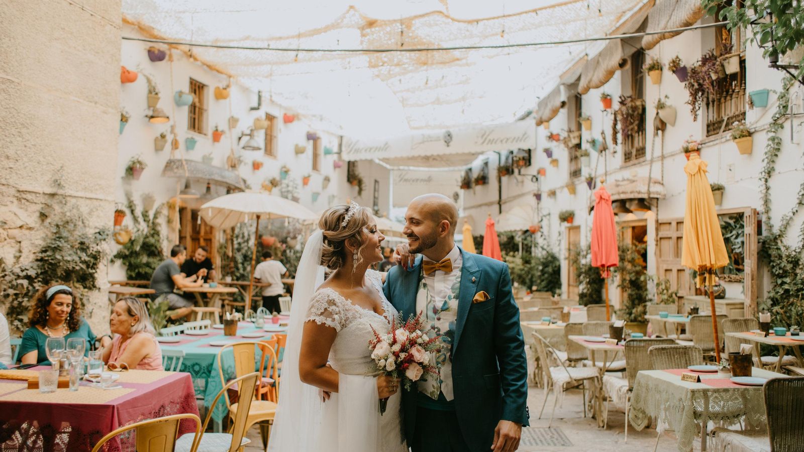 Pareja de novios en calle Pescadería Vieja. Pareja de novios en calle Pescadería Vieja.