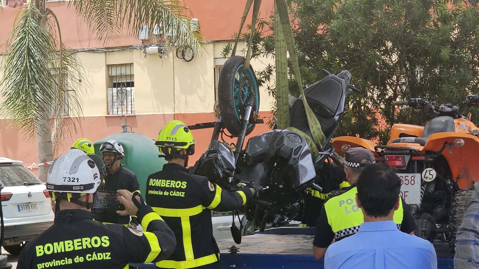 Fotos del accidente de tráfico entre un coche y una moto donde fallece una vecina de Los Barrios