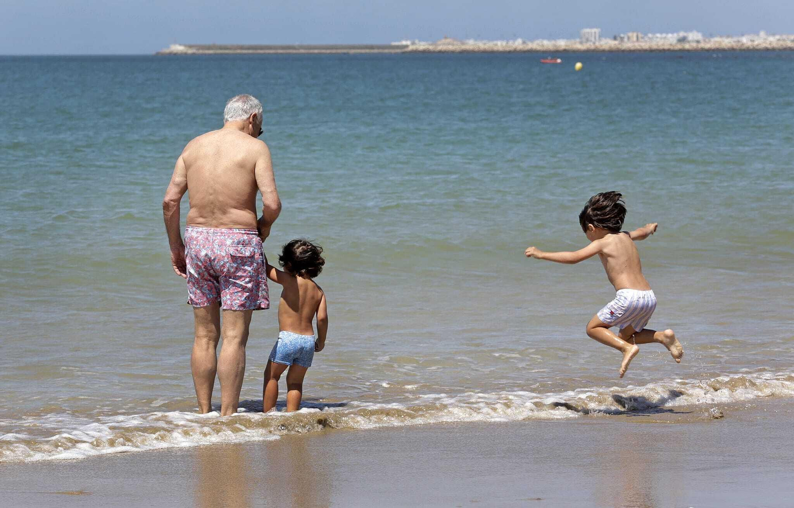 Primer día de baño en las playas de El Puerto.