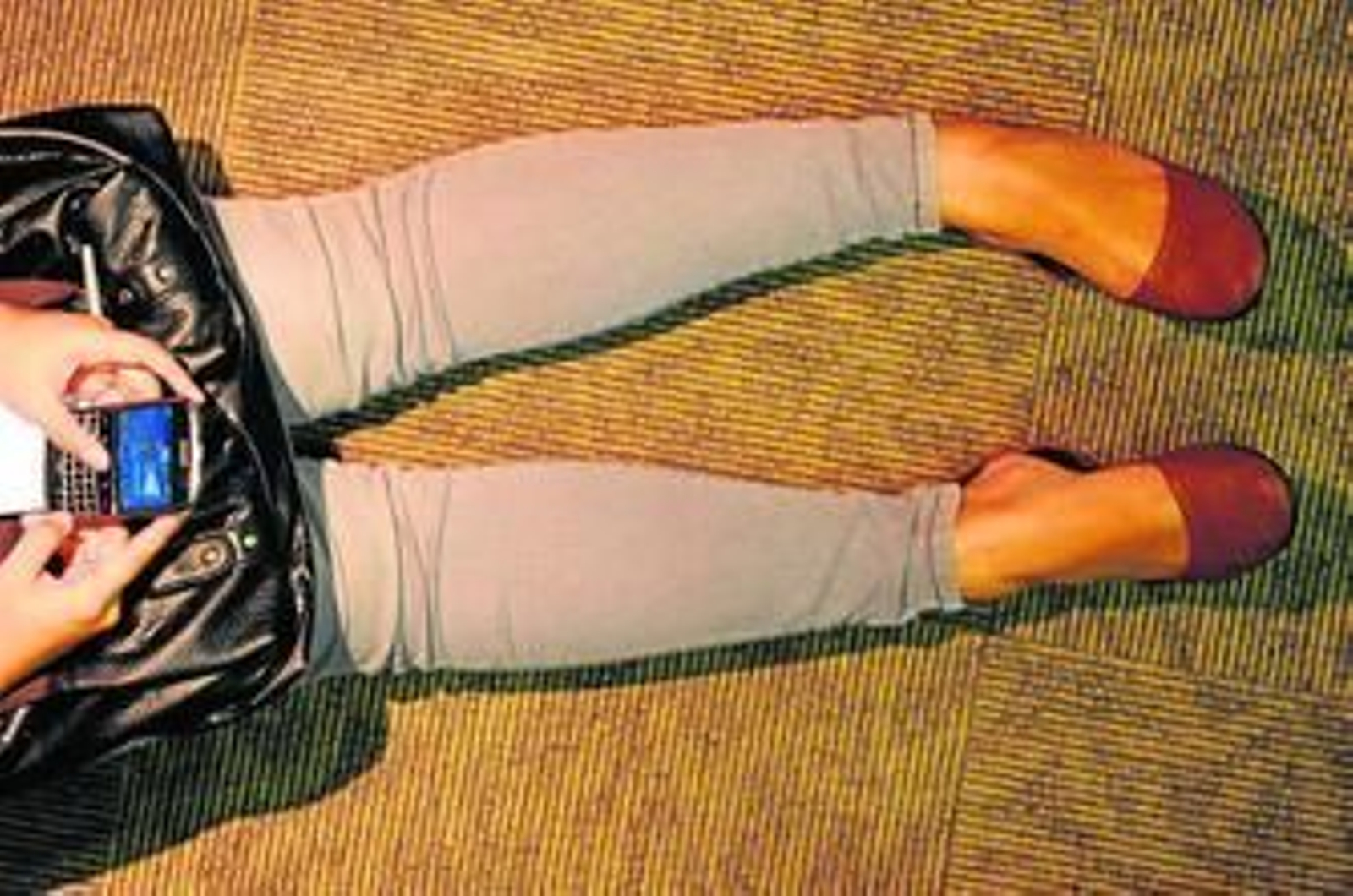 Una adolescente se conecta a internet a través de un teléfono móvil.