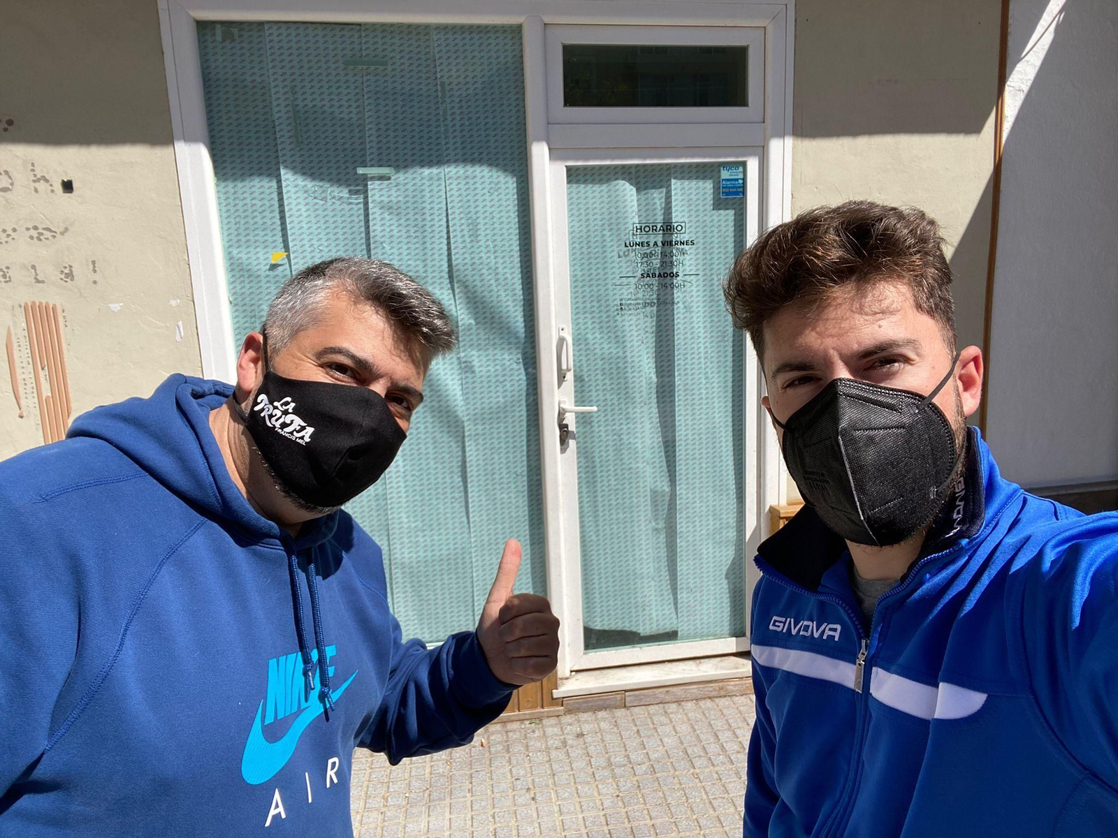 Los hermanos Francisco y José Luis Mel, ante el local en donde abrirán la segunda tienda de La Trufa en Cádiz.